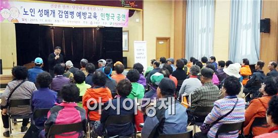 함평군보건소(소장 박성희)는 4일 ‘건강한 성(性), 당당하고 행복한 노년’을 주제로 함평천지종합복지관 대강당에서 노인 성매개 감염병 예방 인형극을 공연했다.
