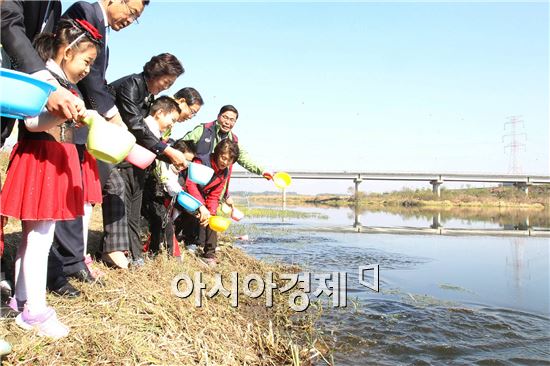 [포토]광주시 북구 건국동 영산강 어메니티운동 봉사단, 치어방류