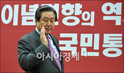 [포토]얼굴 만지는 김무성 대표