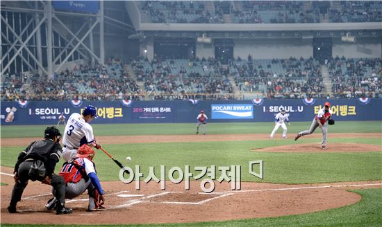 [포토]박병호, '고척돔 담장을 향해 날려보지만'