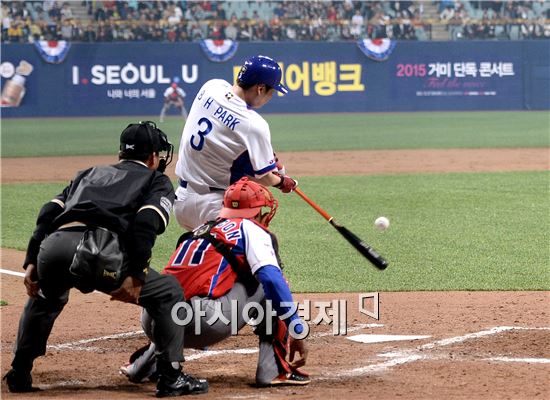 [포토]중견수 뜬공 치는 박병호