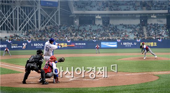 [포토]이대호, '잘맞은 타구가 중견수 정면으로'