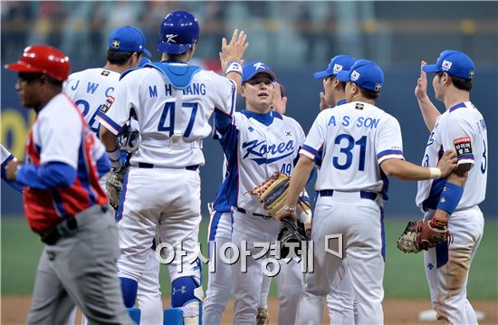 [포토]야구대표팀, '쿠바와의 슈퍼시리즈 1차전은 6-0 완승'