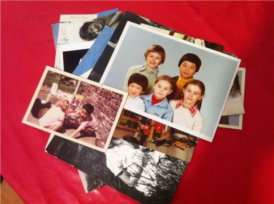 작가의 어린시절 벨기에 형제자매들과의 모습이 담긴 사진들.
