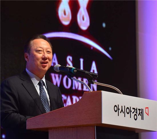 박용만 대한상의 회장이 5일 서울 소공동 롯데호텔에서 아시아경제가 주최한 '2015 아시아 여성리더스포럼'에서 강연을 하고 있다. 