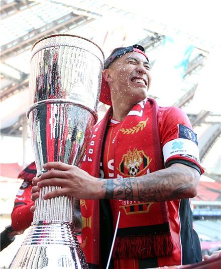 '유종의 미' 차두리, 슈퍼매치 하프타임에 은퇴식 "난 복 받은 선수"