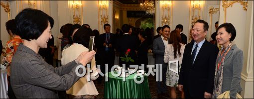 [포토]박용만 회장, 여성 리더들에게 인기 만점