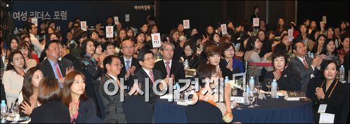 [포토]박수치는 황교안 총리