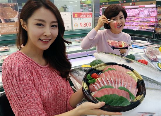 [포토]이마트 "제철 방어회 맛보세요"