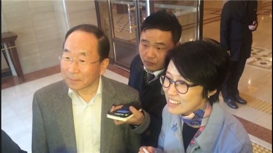 롯데호텔 상주의사(왼쪽)와 정혜원 SDJ코퍼레이션 상무가 5일 롯데호텔 로비에서 기자들의 질문에 답변하고 있다.  