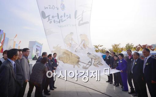[포토]농업인의 날 우리 농축산물 어울림한마당…대형연날리기