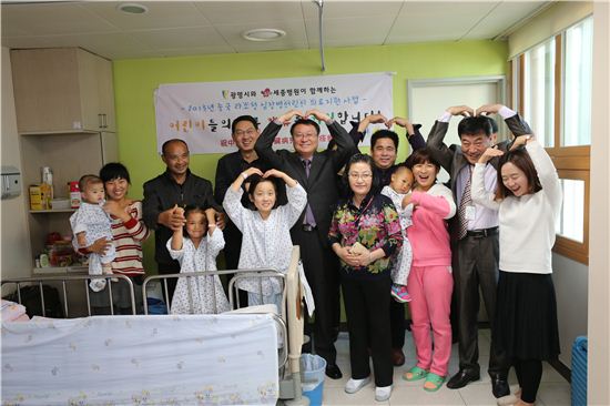 광명시는 2009년 이후 매년 중국 랴오청시 심장병 어린이를 초청해 무료 수술사업을 펼치고 있다. 수술을 마친 어린이들과 보호자, 광명시 관계자 등이 사랑해요를 손으로 그리며 기념촬영을 하고 있다. 