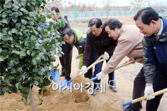 이낙연 전남도지사, 방치된 폐선부지서 주민들과 숲 가꿔