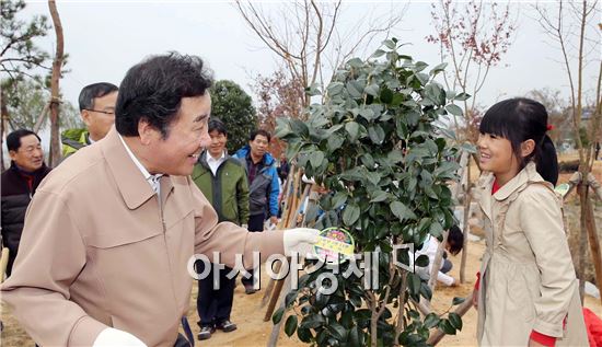 이낙연 전남도지사, 방치된 폐선부지서 주민들과 숲 가꿔