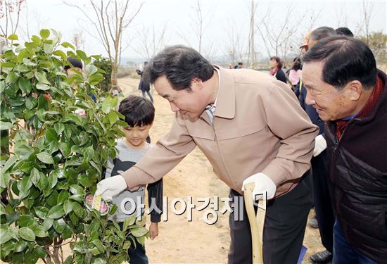 이낙연 전남도지사, 방치된 폐선부지서 주민들과 숲 가꿔