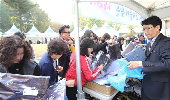 [포토]들썩들썩 한마당축제...주부들 북적  