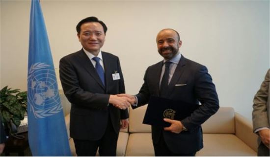김현웅 법무부 장관(왼쪽)과 소아레스 UN 법률국 사무차장