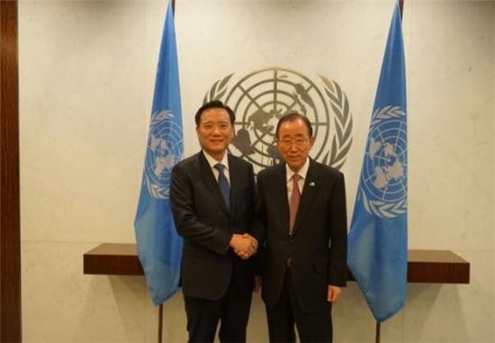 김현웅 법무부 장관(왼쪽)과 반기문 UN 사무총장