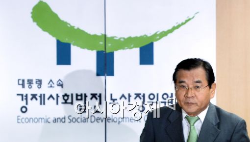 노사정위원장 "대타협 합의문따라 이행해야…노동계 복귀 촉구"