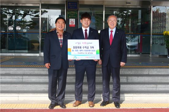 박수범 대덕구청장(왼쪽 첫 번째)과 이지훈 한남대 총학생회장, 김형태 한남대 총장이 기념사진을 찍고 있다. 한남대 제공
