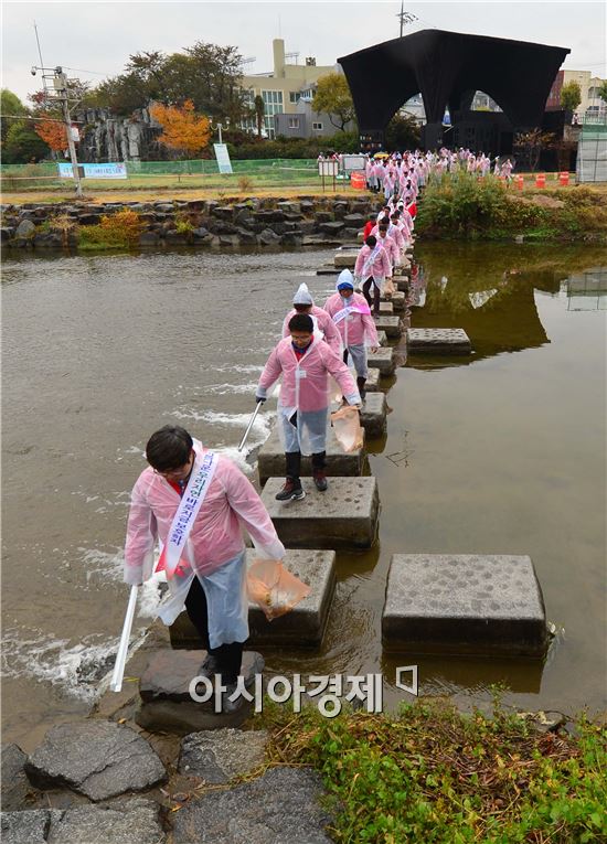 광주전남레미콘공업협동조합협의회(회장 염진섭) 소속 임직원 100여명은 7일 오전 '환경사랑·최고품질' 이라는 주제로 다짐대회를 갖고, 광암교-유덕교 구간 광주천 일대에서 각종 쓰레기를 수거하는 등 '광주천 사랑 환경보호 캠페인'을 전개했다.
