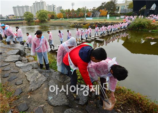 광주전남레미콘공업협동조합협의회(회장 염진섭) 소속 임직원 100여명은 7일 오전 '환경사랑·최고품질' 이라는 주제로 다짐대회를 갖고, 광암교-유덕교 구간 광주천 일대에서 각종 쓰레기를 수거하는 등 '광주천 사랑 환경보호 캠페인'을 전개했다.
