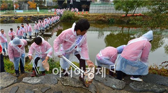 광주전남레미콘공업협동조합협의회(회장 염진섭) 소속 임직원 100여명은 7일 오전 '환경사랑·최고품질' 이라는 주제로 다짐대회를 갖고, 광암교-유덕교 구간 광주천 일대에서 각종 쓰레기를 수거하는 등 '광주천 사랑 환경보호 캠페인'을 전개했다.
