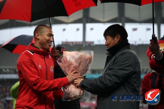 차두리가 슈퍼매치 하프타임에 열린 공식 은퇴식에서 아버지 차범근의 꽃다발을 받고 있다, 사진=연맹 제공