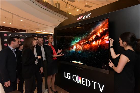 LG전자는 지난 6일(현지시간)부터 열흘 동안 프랑스 파리의 쇼핑몰 보그르넬에서 올레드 TV 로드쇼를 진행한다. (사진제공 : LG전자)