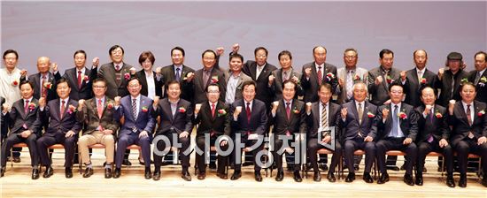 제7회  전남문화원의 날 기념식이 문화원회원 등 1,000여명이 참석한 가운데 6일 보성군 문화예술회관 공연장에서 열렸다. 이낙연 전남지사, 명현관 전남도의장, 이충식 전남도의원, 이용부 보성군수, 김판선 보성군의장, 이경동 한국문화원연합회장, 김희웅 전남문화원연합회장, 정형철 보성문화원장, 문화원연합회원들이 기념촬영을 하고 있다. 사진제공=전남도