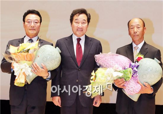 이낙연 전남도지사(가운데)가 지역문화예술 진흥과 도민 문화향수권 신장에 기여해온 공로를 인정받은 장흥문화원과 이진행 함평문화원장(오른쪽)에게 도지사상을 시상하고 기념촬영을 하고있다. 사진제공=전남도
