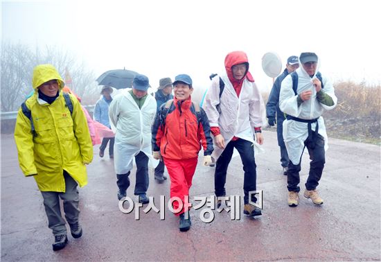 [포토]윤장현 광주시장, 무등산 정상 개방행사에 참석