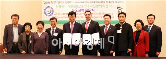 현지 시각으로 지난 6일 '2016장흥국제통합의학박람회’국외 의료기관 유치를 위해 미국을 방문하고 있는 장흥군 관계자들이 메릴랜드주 게이더스버그에서 열린 2015 국제기업박람회(Global Enterprise Conference)에 참석했다.
