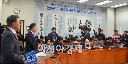 [포토]긴급 기자회견 갖는 문재인 대표