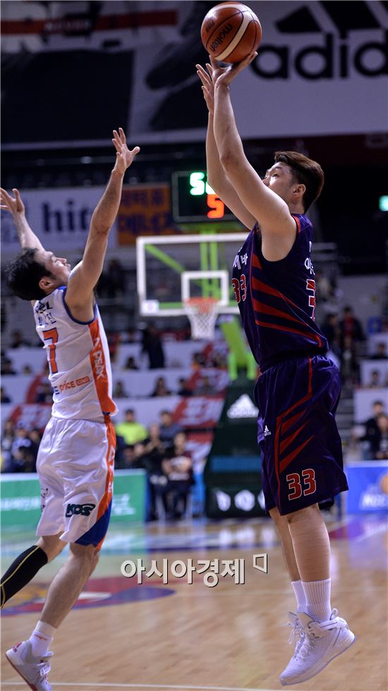 [포토]점프슛 시도하는 이승현