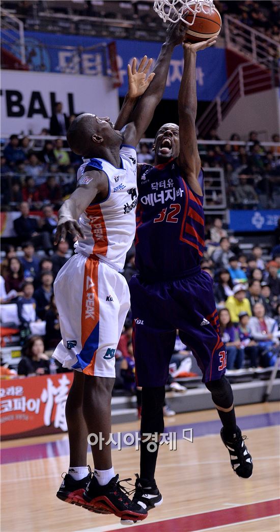 [포토]헤인즈, '뱅그라의 슛블록에 딱 걸렸네'