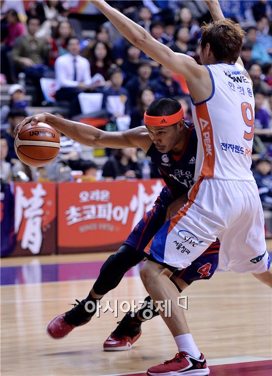 [포토]돌파 시도하는 문태종