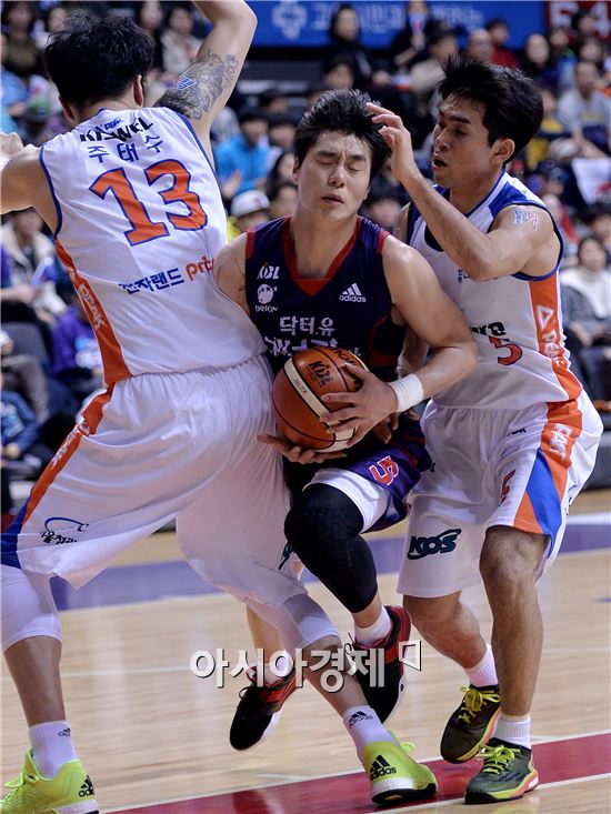 [포토]한호빈, '이러다 압사당하겠어~'