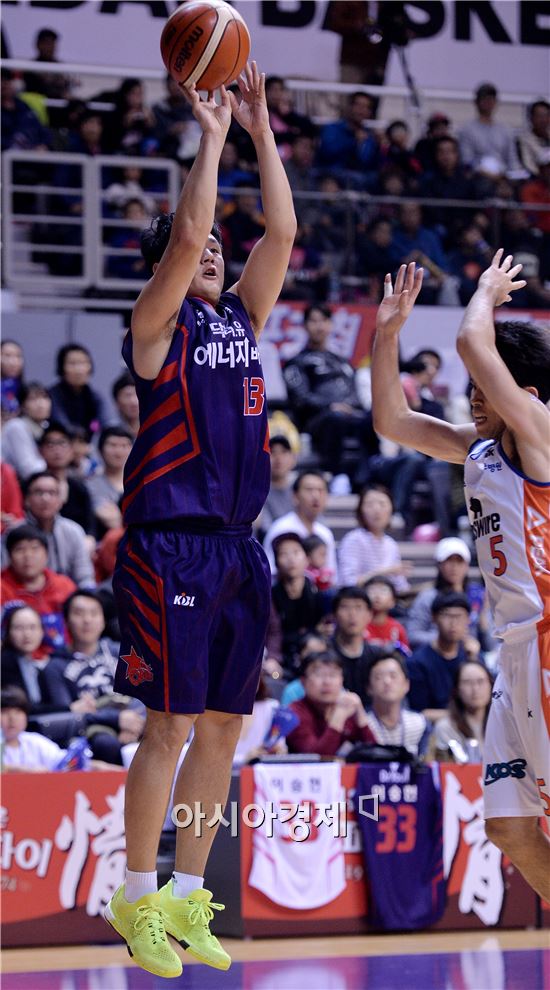 [포토]점프슛 시도하는 김동욱
