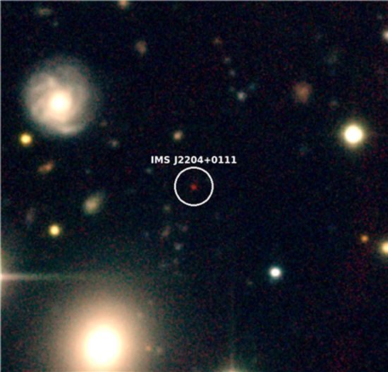 ▲국내 연구팀이 관측한 퀘이사. 멀리 떨어져 있기 때문에 매우 붉게 보인다.[사진제공=한국천문연구원] 
