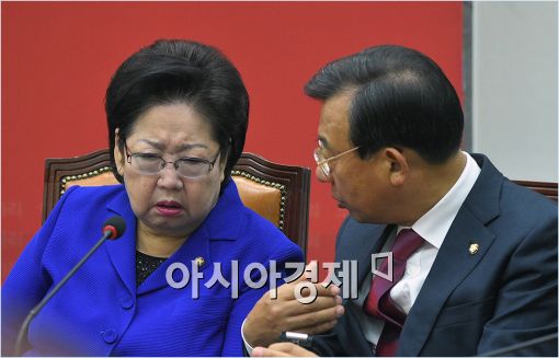 [포토]이야기하는 김을동·이정현