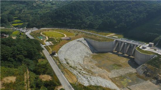 섬진강댐 보조여수로 준공..50년만에 재개발
