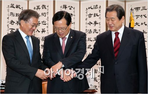 [포토]손 맞잡은 김무성·문재인