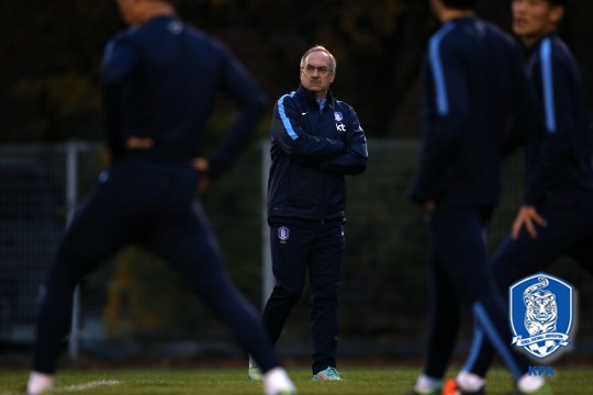 "왜 자꾸 이러나"…잔디 관리부실, 뿔난 슈틸리케