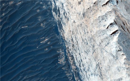 ▲화성의 오피르 카스마는 퇴적층과 모래언덕 등으로 구성돼 있는 것으로 조사됐다.[사진제공=NASA]