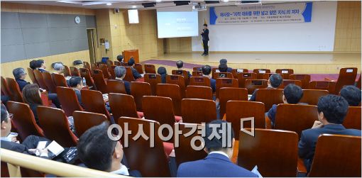 [포토]'지대넓얕' 저자 채사장 국회의원 대상 특강