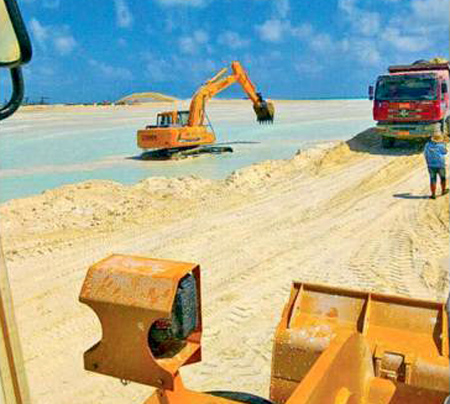 남중국해 인공섬 건설 현장…'모래 부어서 바다 메우네'