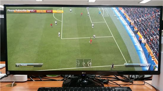 ▲ 축구 게임 'FIFA 2014' 의 플레이 모습. 더 넓은 필드 시야를 확보할 수 있어 와이드스크린 모니터에 적합하다.