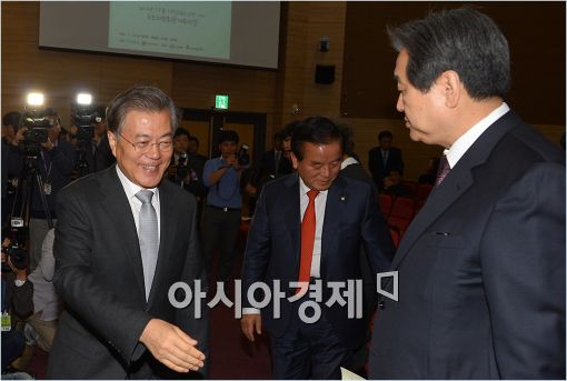 [포토]인사하는 김무성·문재인 대표