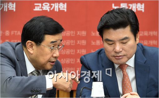 김정훈 새누리당 정책위의장(왼쪽)